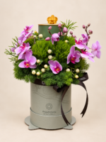 1 arranjo de orquídeas em caixa verde