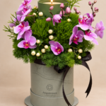 3 arranjo floral com vela acesa (1)