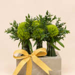3 arranjo floral verde com laço dourado (2)