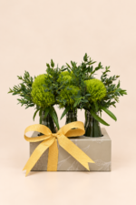 3 arranjo floral verde com laço dourado (2)