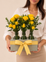 arranjo de mini rosas amarelas em caixa