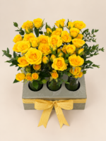 arranjo de mini rosas amarelas em caixa floral