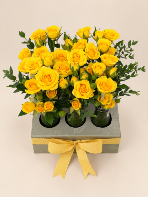 arranjo de mini rosas amarelas em caixa floral