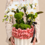 arranjo de orquídeas com laço elegante