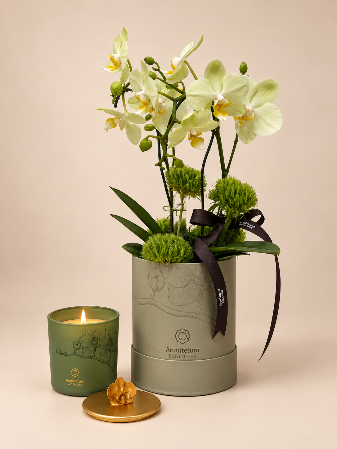 arranjo de orquídeas com vela dourada arranjo de orquídeas com vela dourada