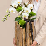 arranjo de orquídeas em madeira rústica