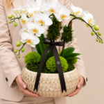 arranjo de orquídeas em traje elegante