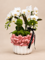 arranjo de orquídeas em vaso decorativo