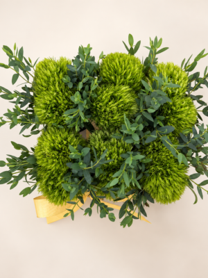 arranjo de verdes com fita dourada