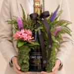 arranjo floral com champagne e fita