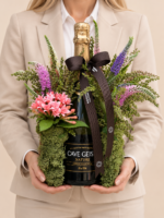 arranjo floral com champagne e fita