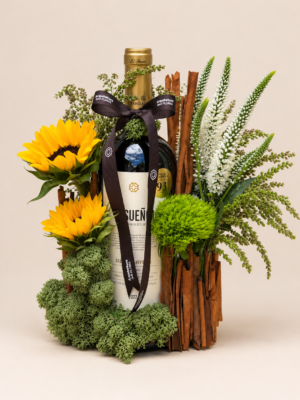 arranjo floral com vinho em estúdio (1)
