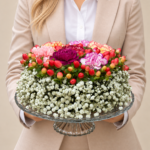 arranjo floral em pedestal de vidro