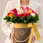 arranjo floral luxuoso em caixa dourada (1)