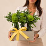 arranjo floral verde com laço dourado