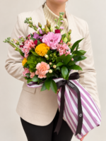 buquê colorido em embalagem listrada