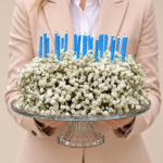 buquê de gypsophila com velas listradas