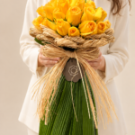 buquê de rosas amarelas com laço rústico