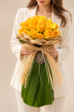 buquê de rosas amarelas com laço rústico