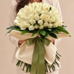 buquê de rosas cremosas com laço verde oliva