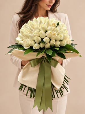buquê de rosas cremosas com laço verde oliva