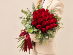 buquê de rosas vermelhas com eucalipto