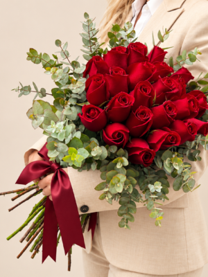 buquê de rosas vermelhas com eucalipto