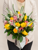 buquê veronicas e rosas amarelas para presente.