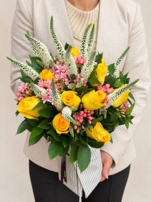 buquê veronicas e rosas amarelas para presente.