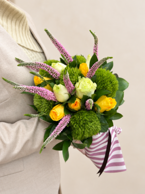 buquê vibrante com rosas amarelas e folhagens