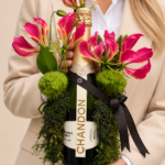 garrafa chandon com flores de gloriosas