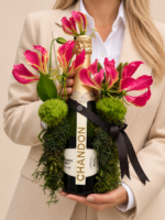 garrafa chandon com flores de gloriosas