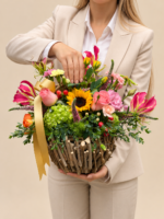 mulher elegante com cesta floral colorida
