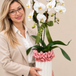 mulher sorridente com orquídea elegante