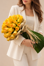 retrato elegante com buquê de rosas amarelas