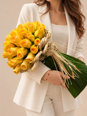 retrato elegante com buquê de rosas amarelas