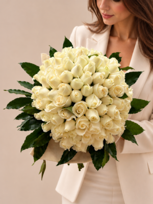 retrato elegante com buquê de rosas brancas
