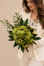 retrato elegante com buquê verde (2)